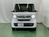 LEDヘッドライトを装備しています。LEDヘッドライトはとても明るく、雨の日や夜間走行も安全・安心です。オートライトコントロール付きで周囲の明るさに応じて自動で点灯・消灯します
