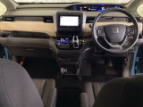 車内は光触媒抗菌消臭施工済です。インパネ周りはスタイリッシュなデザインで機能や装備も充実しています。グローブボックスやカップホルダーのほかにトレーなどたくさんの収納スペースが付いています。