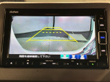 リバースギアに入れるだけで後方の表示へ切り替わります。夜間や雨の日の駐車も楽になりますよ。