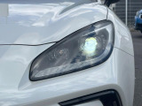 【LEDヘッドライト】悪天候や夜間走行時も良好な視界を確保し安心して運転できる高輝度LEDヘッドライトを装備!点灯速度が早く、消費電力も抑えられています。