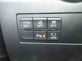 こちらのお車には先進安全装備が多数搭載されています。衝突被害を回避あるいは軽減するためのブレーキや、後方死角からの接近警報、車線逸脱を防止する警報装置など、詳しくはスタッフまでお尋ねください。