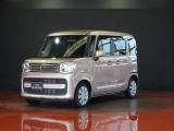 中古車専門再生工場にて熟練専任スタッフが丁寧に清掃、仕上げを実施しております。また、お客様に安心してご検討いただける様、公取協が定める基準に基づき車両検査を実施し、車両状態評価証を発行しております。