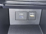 充電用USB端子付き。スマートフォンなどの充電に便利です。