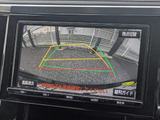 ギアをバックに入れると自動的に切り替わる優れものです。鮮明なカメラ画像にて車庫入れをサポートしてくれます。
