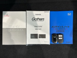 スマートキーは鍵をバッグに入れたままでもドアロックの開閉やエンジンのON・OFFができます。夜間や雨の日も鍵を探さなくて良いので便利です。