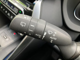 雨天時でもクリアな視界を確保できるワイパーレバー。運転中の安全性を高めます。