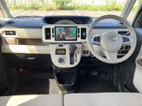 明るく開放感のある室内空間です。運転席からの視界も広く、運転操作もスムーズに行えます。快適なドライブをお楽しみいただけます。