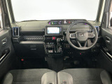 【インパネ】運転のしやすさを最優先に設計された見晴らしの良いフロントビュー。車両間隔が掴みやすく狭い道でも安心♪「安全」と「品質」を最優先に、安心してお乗りいただけるクルマを提供いたします。