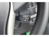 アクセルから足を離しても設定速度で走り続けてくれます。高速道路での長距離移動が楽になりますよ♪
