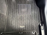 運転席フロアマットです。使用感は少しありますがなく、目立った汚れや損傷はありません。