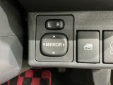狭い駐車場で便利な電動格納ドアミラーが付いています。