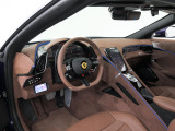 こちらは左ハンドルのお車でございます。内装色はTerra Bruciataを選択しております。