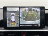 【パノラマモニター】自車周辺をぐるりと俯瞰できるカメラで危険を察知。上空からの映像で自動車や障害物の位置が詳細に確認できるので、狭い駐車場でも安心して駐車できますね。