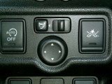 電動格納式ミラーなので、対向車などとのすれ違い時にも便利です。