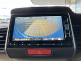 バック時の安全性を高めるバックモニター。ガイドライン表示で、狭い場所でもスムーズな駐車をサポートします。運転に自信がない方にもおすすめです。