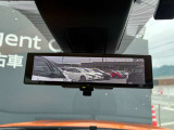 スマート・ルームミラー:車両後方のカメラ映像をミラー面に映し出すので、車内の状況や、天候などに影響されずいつでもクリアな後方視界が得られます。