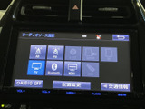 多彩なソースに対応し、お好みの音楽を楽しめます。CD、SD、USB、Bluetoothなど、幅広いメディアに対応。車内での時間をもっと快適に。