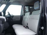 前席はベンチシートになっており、運転席&rarr;助手席、助手席&rarr;運転席というような席の移動がスムーズに行えます。