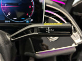 ステアリングボタンは、使いやすいデザインでございます。ステアリング付近のレバーや、ステアリングボタンで追従機能の操作も可能でございます。