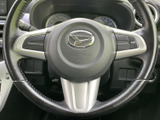 握りやすいステアリングは、運転の操作性を高めます。スポーティーなデザインで、ドライビングへの意欲を掻き立てます。