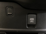 アクセサリーソケットはUSBのアダプターなどをつければ、スマホの充電にも使えます。周辺には物が置けるボックスがついています。