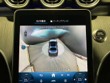 【全方位型モニター】クルマを上空から見下ろしているかのように、直感的に周囲の状況を把握できる全方位型モニター。狭い場所での駐車でも周囲が映像で確認できます。