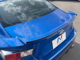 【純正OPトランクスポイラー】スポーツカーらしさがグッと引き立つ大型リヤスポイラーを装着♪高速走行時のスタビリティ(走行安定性)向上に役立ちます。