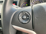 握りやすい形状で、運転姿勢に合わせた操作がしやすいステアリングです。オーディオや通話機能も操作可能で、快適なドライブをサポートします。