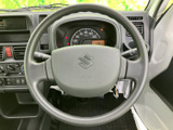 握りやすいステアリングが、運転操作をスムーズに。シンプルながらも機能的なデザインで、快適なドライビングをサポートします。