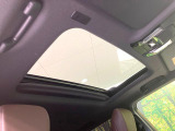 【パノラマルーフ】大型のガラスルーフ搭載で車内の解放感が一気にアップ!開放的なドライブをお楽しみいただけます。