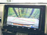 【バックカメラ】駐車時に後方がリアルタイム映像で確認できます。大型商業施設や立体駐車場での駐車時や、夜間のバック時に大活躍!運転スキルに関わらず、今や必須となった装備のひとつです!