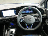 Volkswagen全車共通の上質な本革を使用した手触りのしっとりとしたステアリングです。唯一素肌が触れるハンドルは上位モデルと同じ握り心地になっております。