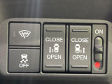 【両側パワースライドドア】スマートキーや運転席のスイッチで後席両側スライドドアの開閉が可能♪電動だから力を入れてドアを開ける必要が無く、小さなお子様でも簡単に開け閉めでき快適です♪