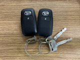 【スマートキー】 スマートキーを携帯していれば、ドアハンドルのボタンを押すだけでロックの解除ができます。