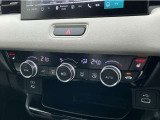 オートエアコンは左右席で独立温度コントロールが可能です。シートヒーター付きで、冷えた車内でもスイッチを押せば数秒で座面と背もたれがあたたかくなります。