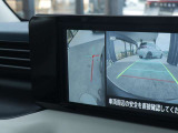 【サイドブラインドビューモニター】左前輪付近を拡大して道路端への幅寄せや狭い道での離合も安心して行えます。