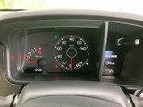 視認性の高いメーター類が、運転に必要な情報を的確に伝達。デジタル表示で、速度や燃費、走行距離などを確認できます。運転に集中できる環境です。