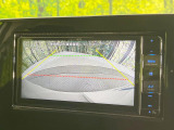 【バックカメラ】駐車時に後方がリアルタイム映像で確認できます。大型商業施設や立体駐車場での駐車時や、夜間のバック時に大活躍!運転スキルに関わらず、今や必須となった装備のひとつです!