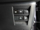 オートマチックハイビームとは、先行車や対向車のライトを認識し、ハイビームとロービームを自動で切り替える機能です。夜道の視界を確保します。詳細は販売店スタッフまでおたずねください。