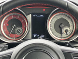 視認性の高いメーター類で、運転に必要な情報をしっかり把握できます。スポーティなデザインで、運転するモチベーションも高まります。