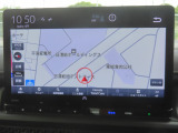 【ホンダコネクト対応ナビ】快適な操作性で、使える機能が満載!自動地図更新機能や24時間365日緊急サポート、スマートフォンを使ったドアロック解除・エンジン始動などといった便利な機能が搭載されています。