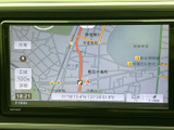 見やすい地図表示で、目的地までのルートを検索。渋滞情報も確認でき、スムーズな移動に貢献します。運転に集中できる環境です。