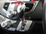 インパネシフトだから視線の移動も少なく足元もスッキリ。運転席もゆったりしているのでゆとりを持ってドライブできますね。