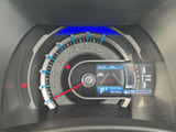 視認性の高いメーターパネルは、運転に必要な情報を的確に伝えます。デジタル表示を採用し、モダンな印象を与えます。