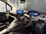 スッキリとまとめられた運転席周りで、運転を楽しくさせる内装です。まさにcockpitです!