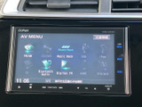 お気に入りの音楽を車内で楽しめます。様々なメディアに対応し、高音質で音楽を再生。長距離ドライブも快適に過ごせるでしょう。