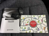 あると便利なスマートキー付きです。鍵の開閉もエンジンの始動もワンタッチでとてもカンタンです。両手がふさがってても快適です。
