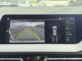 リバース時の安全性を高めるモニター画面。後方の状況をクリアに映し出し、駐車や狭い場所での取り回しをサポートします。