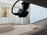 後方にもドライブレコーダー(社外品)のカメラが付いています。前後両方でお車の周りを監視・記録いたします。