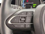 運転中、オーディオの操作をしてて、ハッとしたことはありませんか?ステアリングスイッチは、運転中でもハンドルでオーディオの操作が可能です。安全なドライブをサポートします。